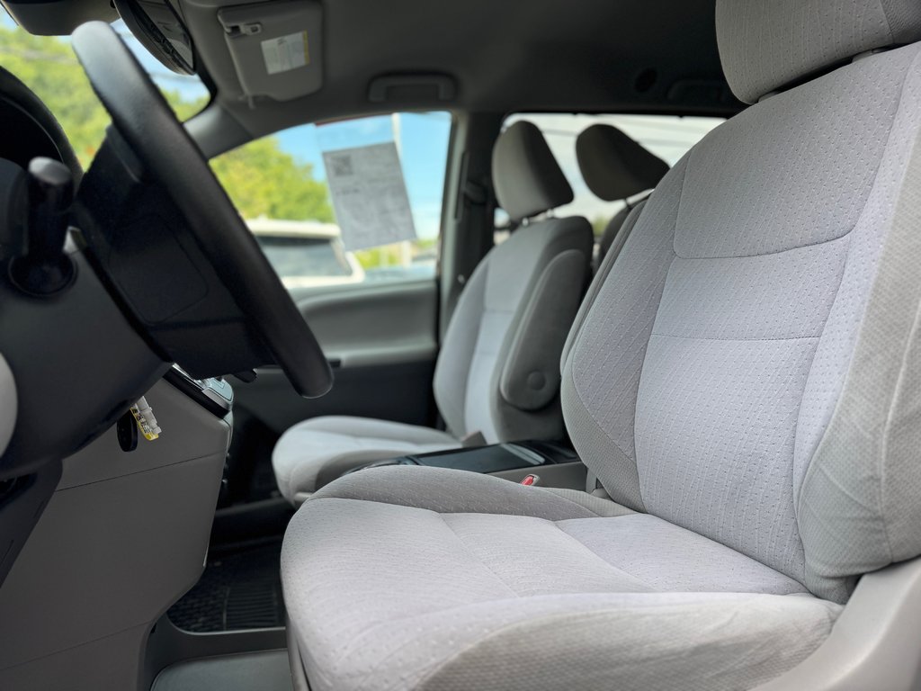 2020 Toyota Sienna LE in Terrebonne, Quebec - 10 - w1024h768px