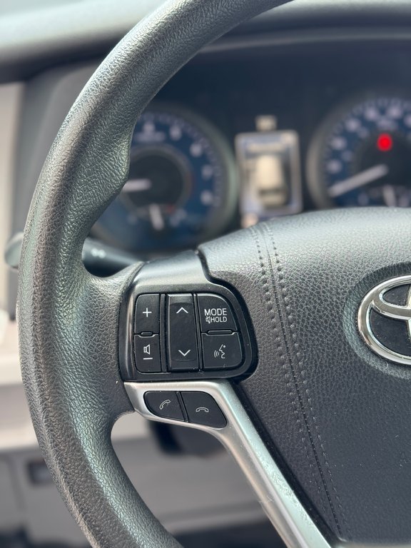 2020 Toyota Sienna LE in Terrebonne, Quebec - 13 - w1024h768px