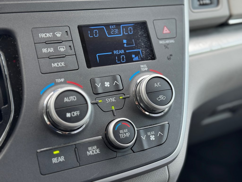 2020 Toyota Sienna LE in Terrebonne, Quebec - 19 - w1024h768px