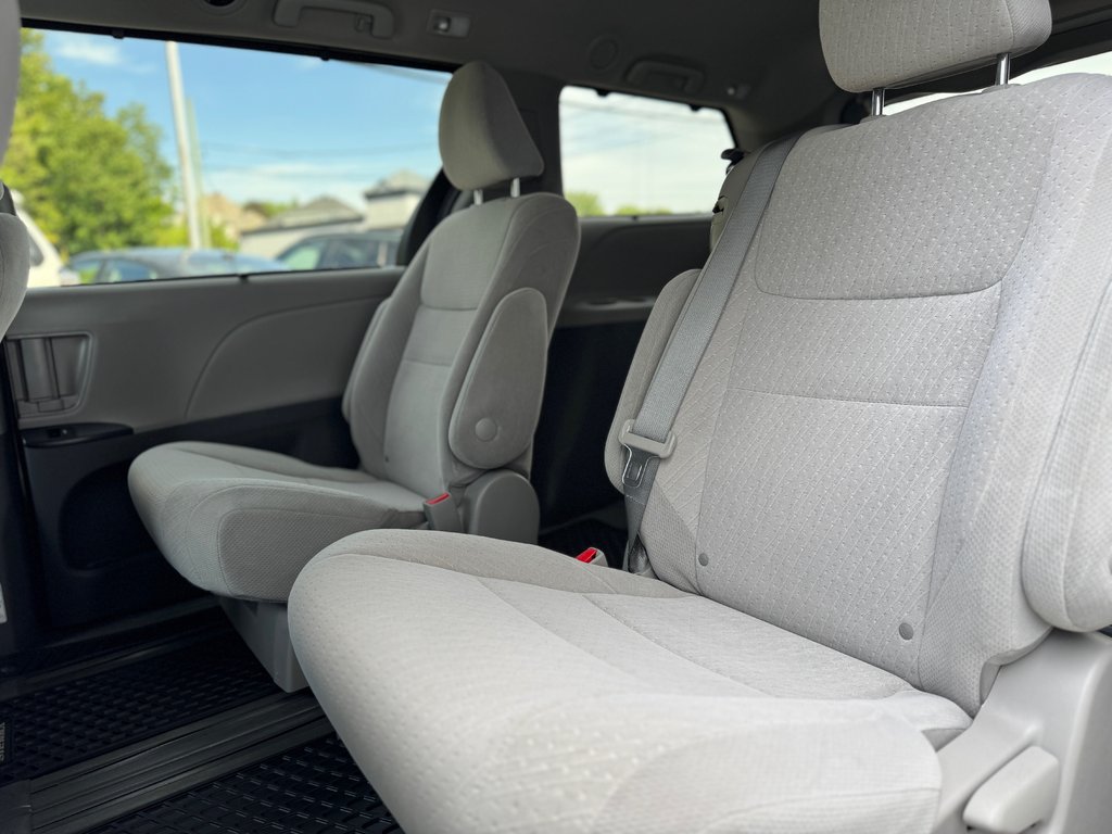 2020 Toyota Sienna LE in Terrebonne, Quebec - 23 - w1024h768px