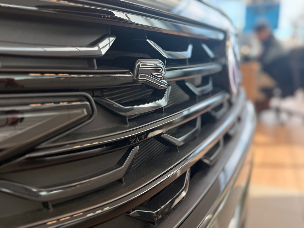 Volkswagen Atlas Cross Sport Comfortline R-Line Black Edition 2025 à Boucherville, Québec - 5 - w1024h768px