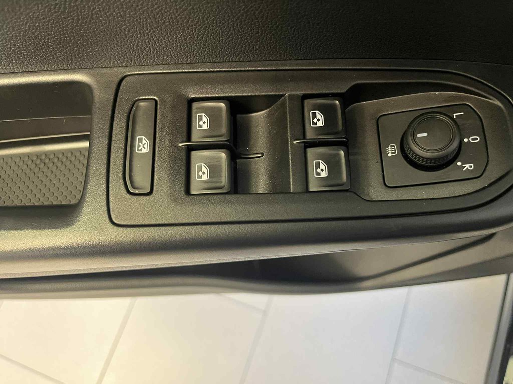 2023 Volkswagen Taos Highline in Boucherville, Quebec - 14 - w1024h768px