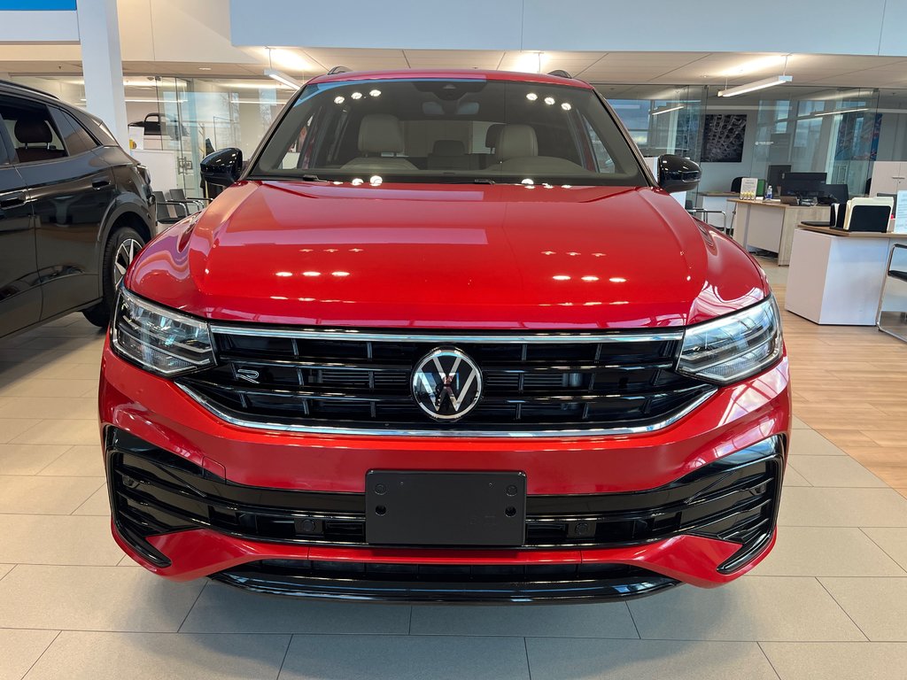 Volkswagen Tiguan Comfortline R-Line Black Edition 2024 à Boucherville, Québec - 2 - w1024h768px