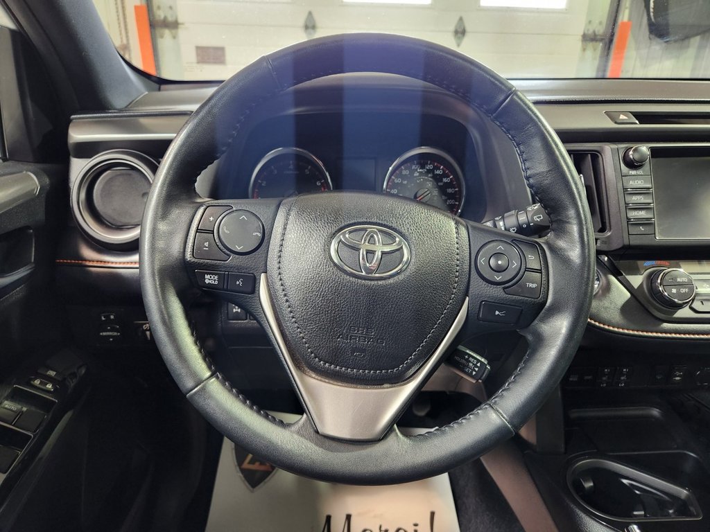 2018 Toyota RAV4 in Sept-Îles, Quebec - 17 - w1024h768px