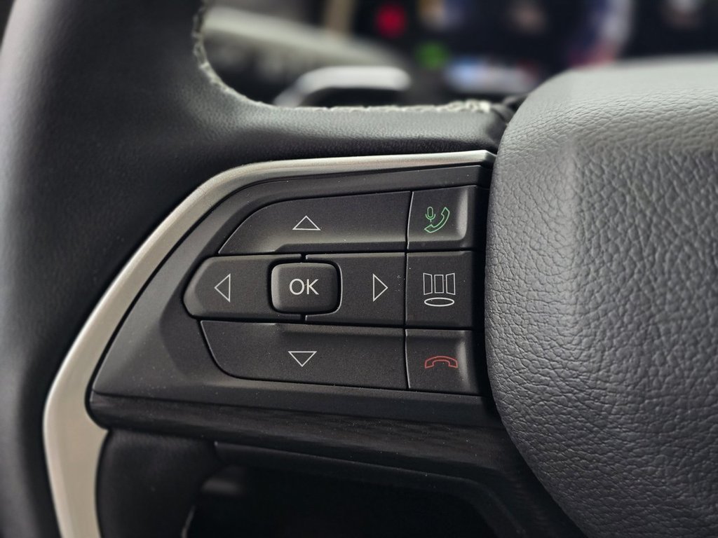 Jeep Grand Cherokee L Altitude ENSEMBLE ECLAIRE 23B | TOIT | JANTES 20P +++ 2025 à Laval, Québec - 16 - w1024h768px