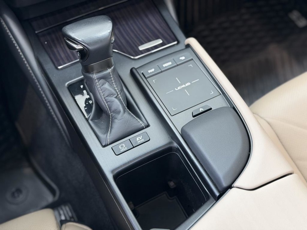 2020 Lexus ES 300h | TOIT | CUIR | NAV | CARPLAY | CAMÉRA 360 +++ in Laval, Quebec - 15 - w1024h768px