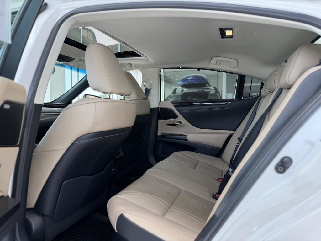 2020 Lexus ES 300h | TOIT | CUIR | NAV | CARPLAY | CAMÉRA 360 +++ in Laval, Quebec - 9 - w1024h768px