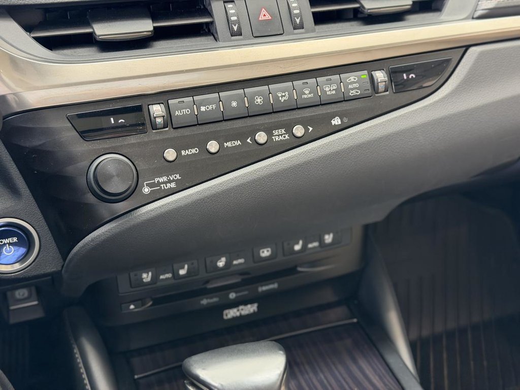 2020 Lexus ES 300h | TOIT | CUIR | NAV | CARPLAY | CAMÉRA 360 +++ in Laval, Quebec - 16 - w1024h768px