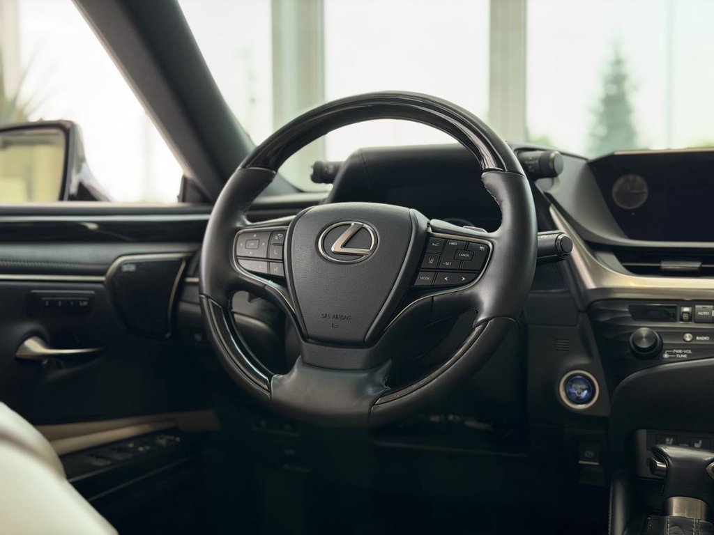 2020 Lexus ES 300h | TOIT | CUIR | NAV | CARPLAY | CAMÉRA 360 +++ in Laval, Quebec - 11 - w1024h768px
