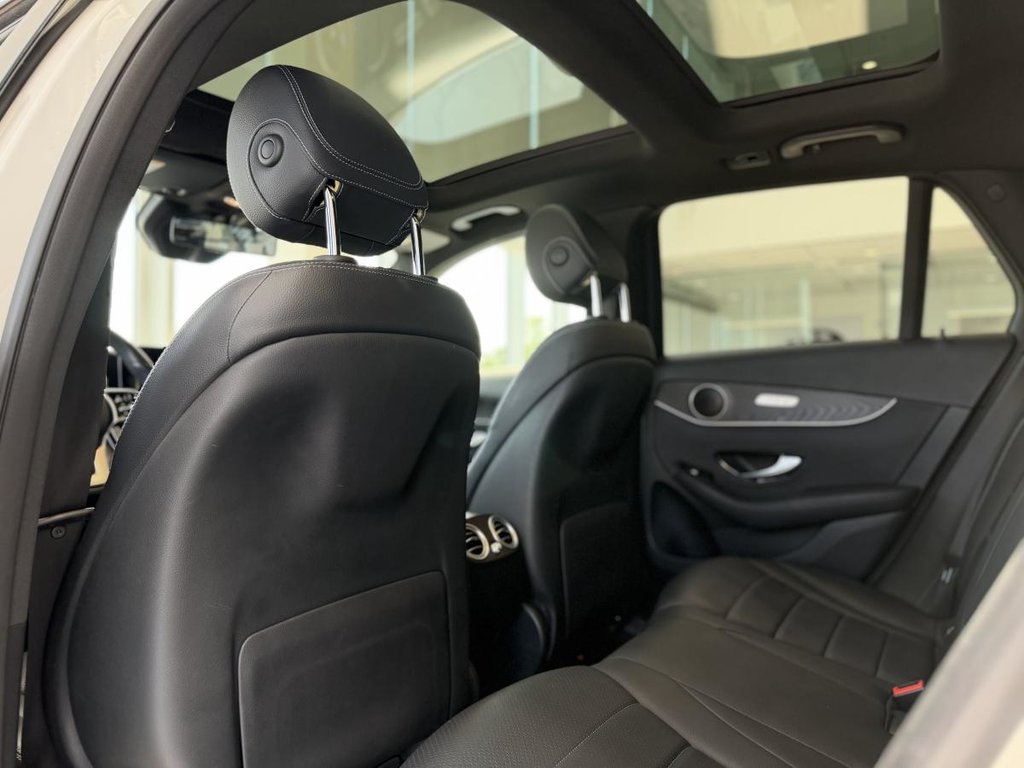 2020 Mercedes-Benz GLC 300 4MATIC | TOIT PANO | NAV | CUIR | CARPLAY | CAMÉRA 360 +++ in Laval, Quebec - 10 - w1024h768px