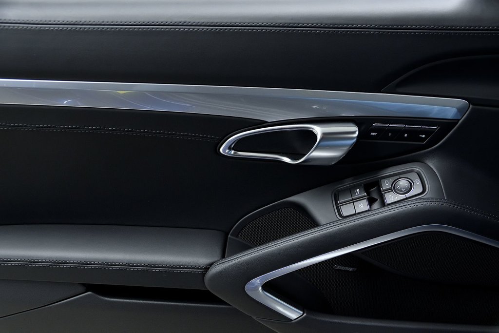 2025 Porsche 718 Cayman S / Premium Package / Sport Chrono / BOSE in Laval, Quebec - 28 - w1024h768px