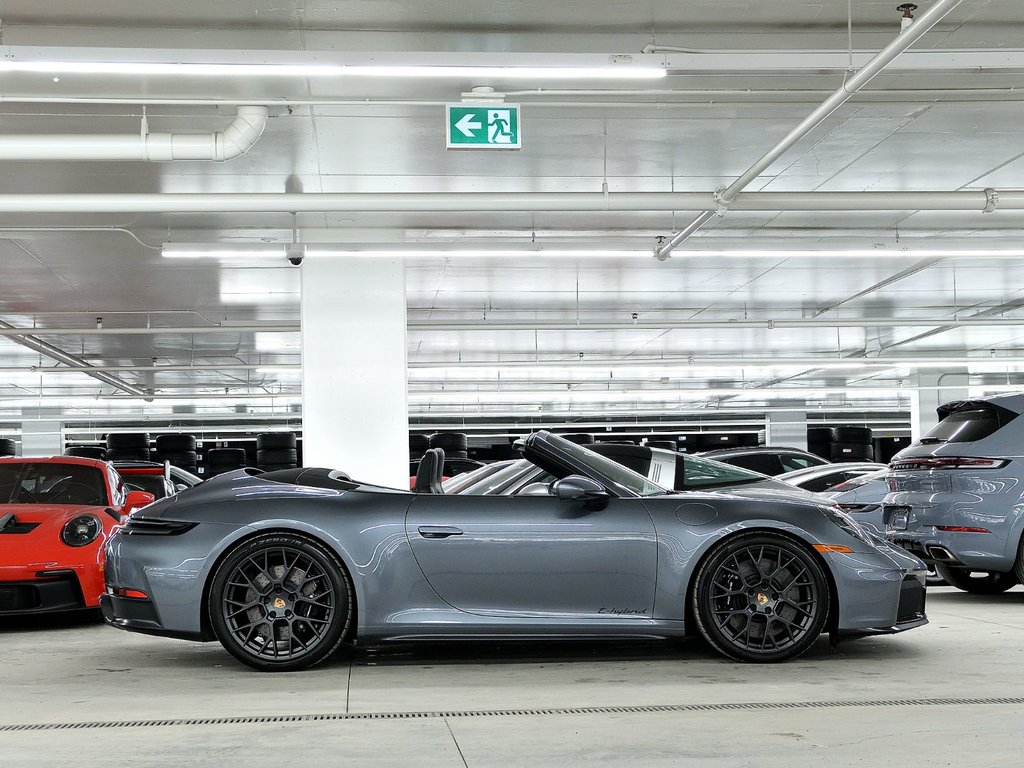 Porsche 911 Carrera 4 GTS Cabriolet / Premium Package / BOSE 2025 à Laval, Québec - 2 - w1024h768px