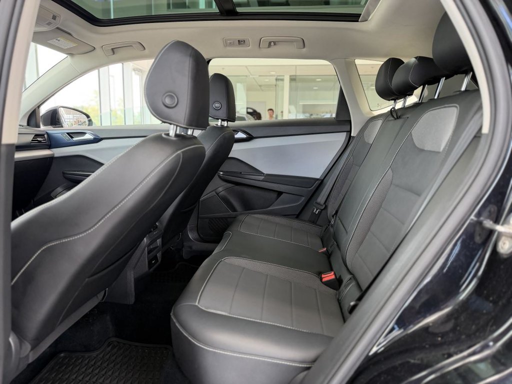 Volkswagen Taos Comfortline 4MOTION | TOIT PANO | CUIR | CARPLAY | CAMÉRA +++ 2022 à Laval, Québec - 9 - w1024h768px