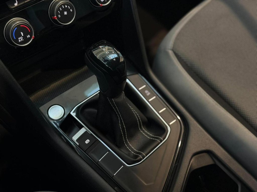Volkswagen Taos Trendline | CARPLAY | CAMÉRA | SIÈGES & VOLANT CHAUFFANTS +++ 2023 à Laval, Québec - 15 - w1024h768px