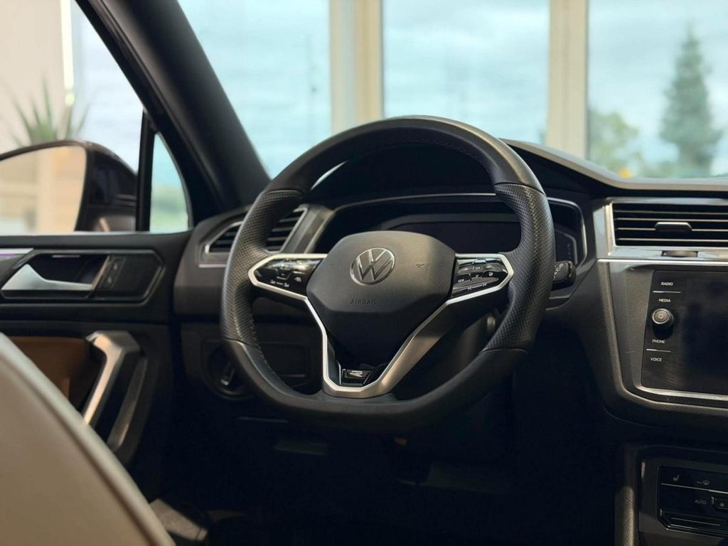 Volkswagen Tiguan Comfortline R-Line Black Edition 4MOTION | DÉMARREUR | TOIT PANO | CUIR | CARPLAY | CAMÉRA +++ 2022 à Laval, Québec - 12 - w1024h768px