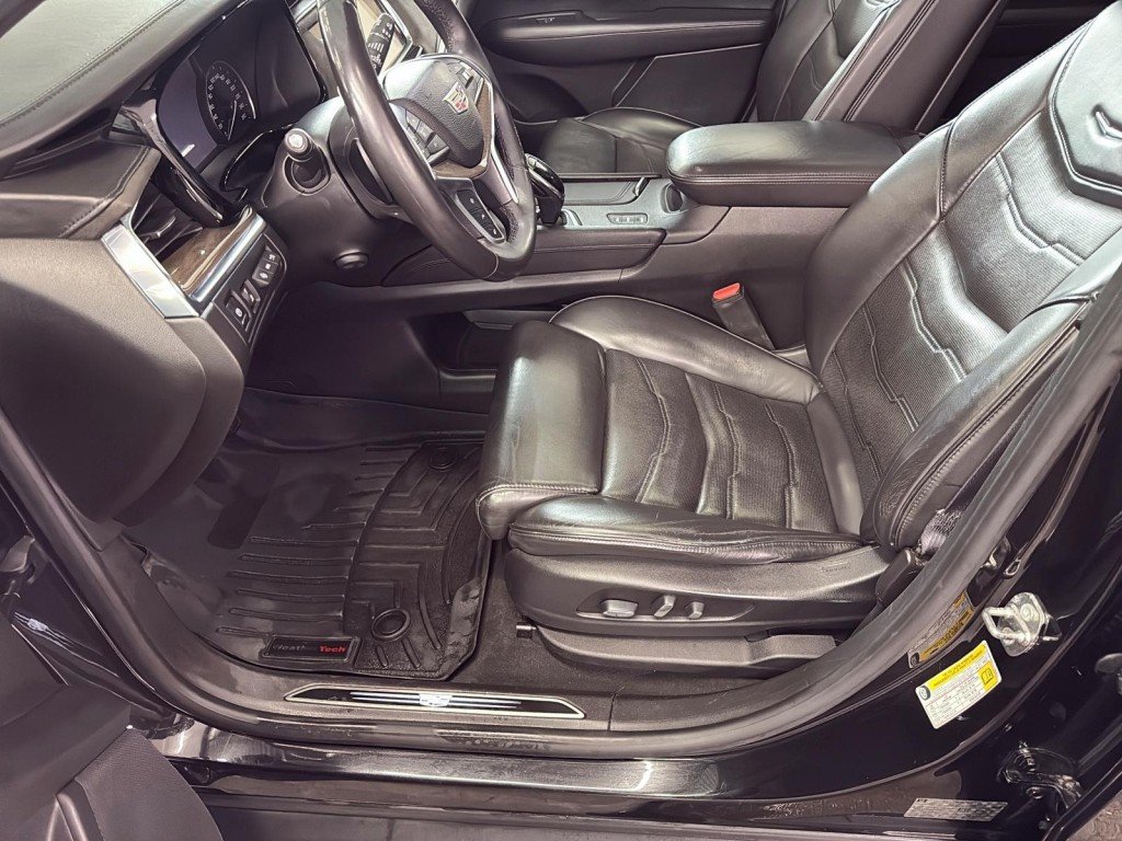 2017 Cadillac XT5 in Saint-Hyacinthe, Quebec - 9 - w1024h768px
