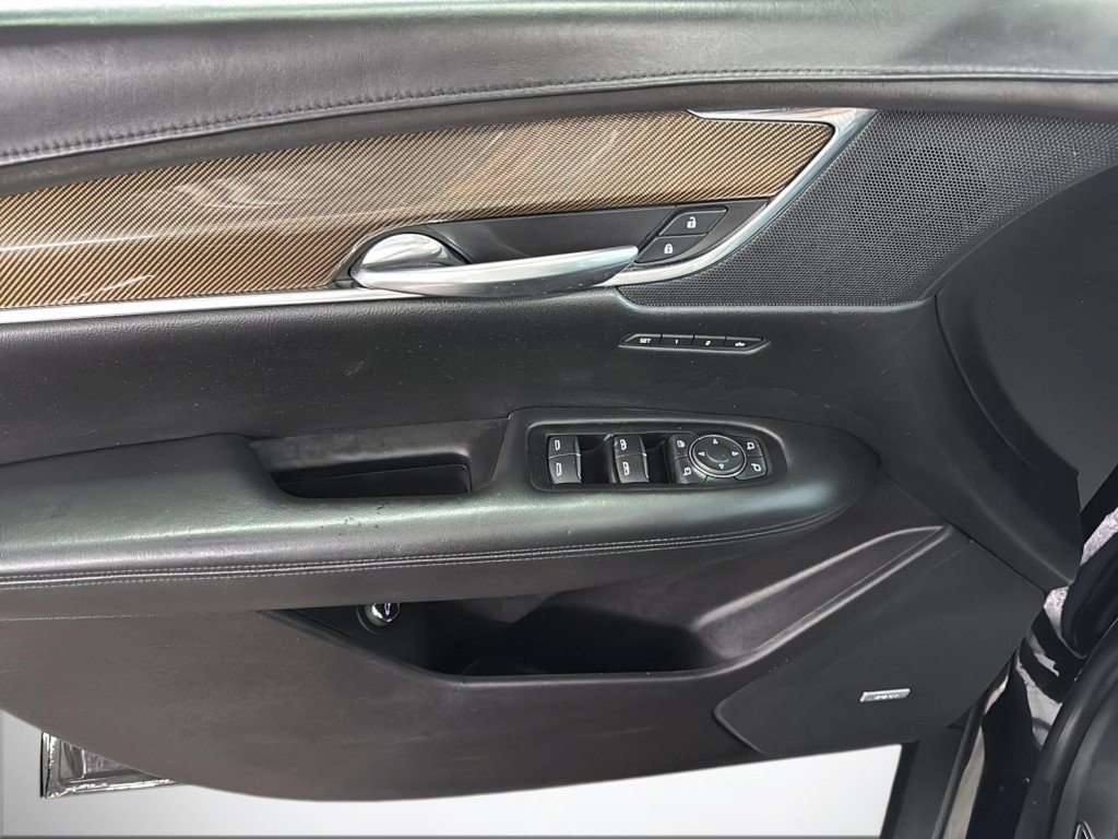 2017 Cadillac XT5 in Saint-Hyacinthe, Quebec - 11 - w1024h768px