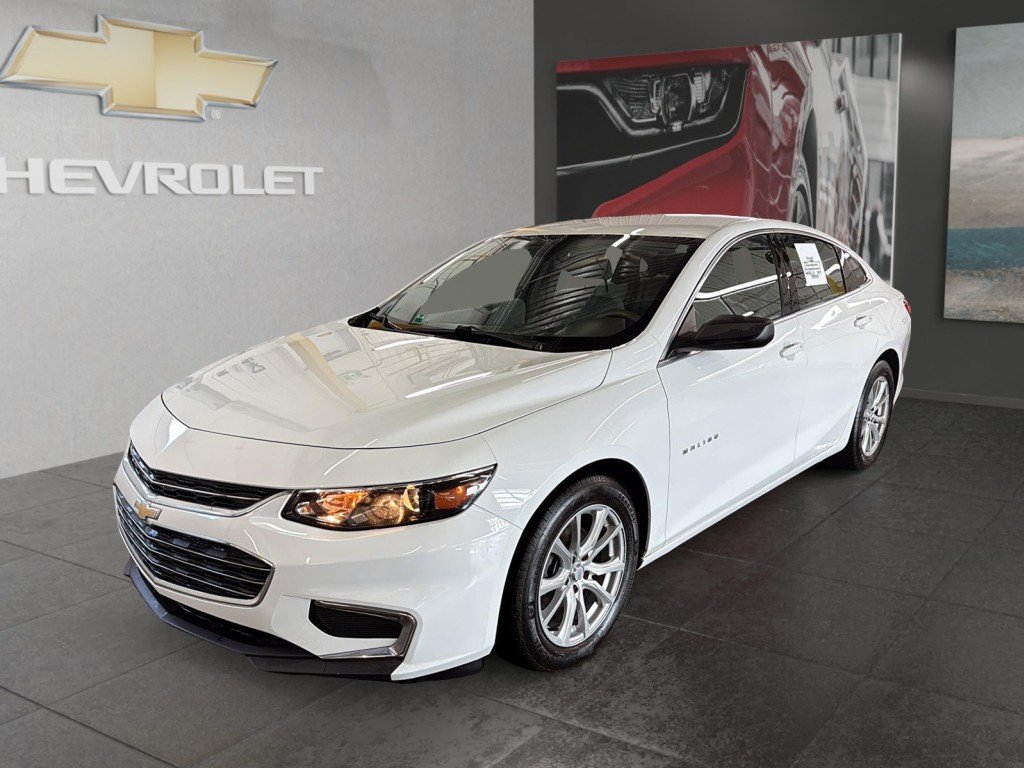 2017 Chevrolet MALIBU in Saint-Hyacinthe, Quebec - 1 - w1024h768px