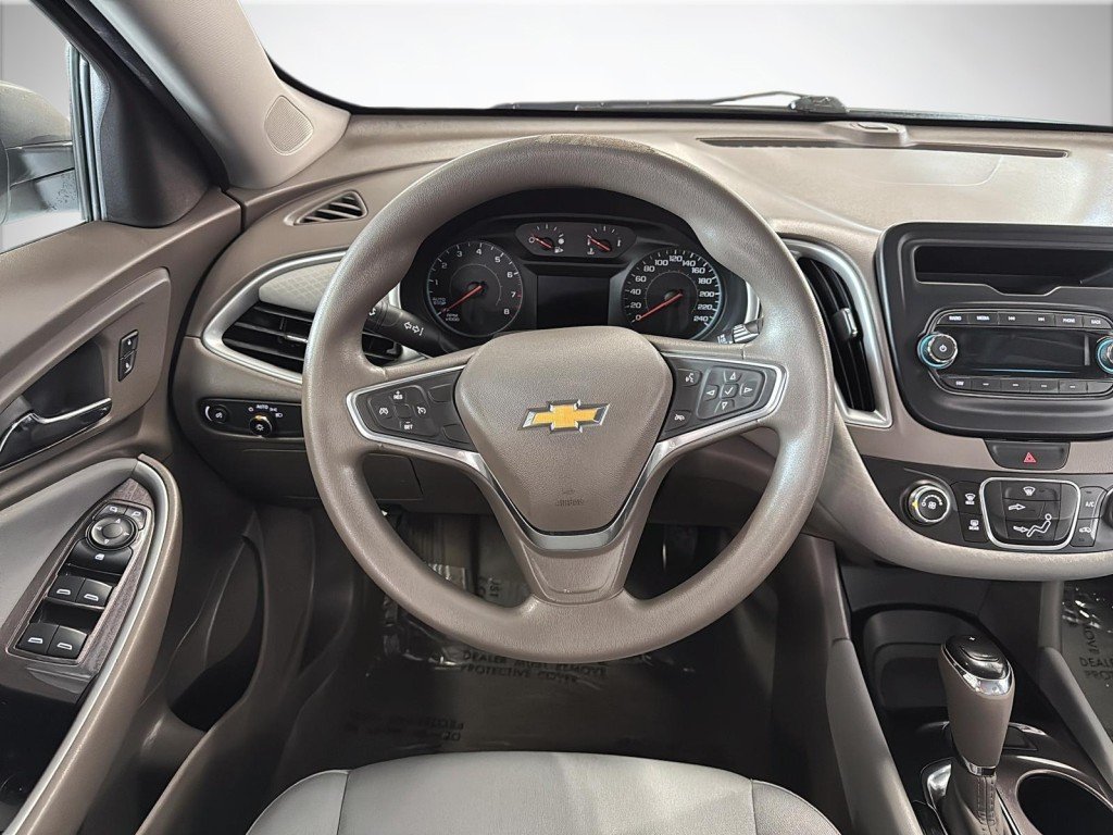 2017 Chevrolet MALIBU in Saint-Hyacinthe, Quebec - 9 - w1024h768px