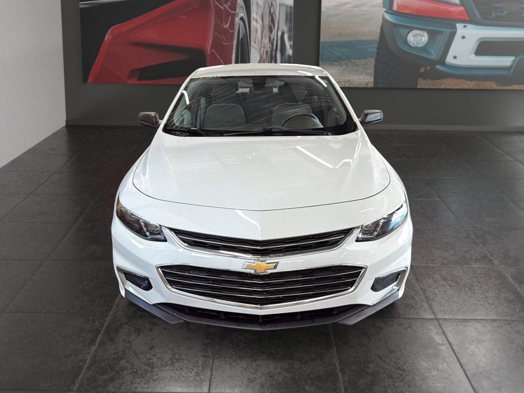 2017 Chevrolet MALIBU in Saint-Hyacinthe, Quebec - 2 - w1024h768px