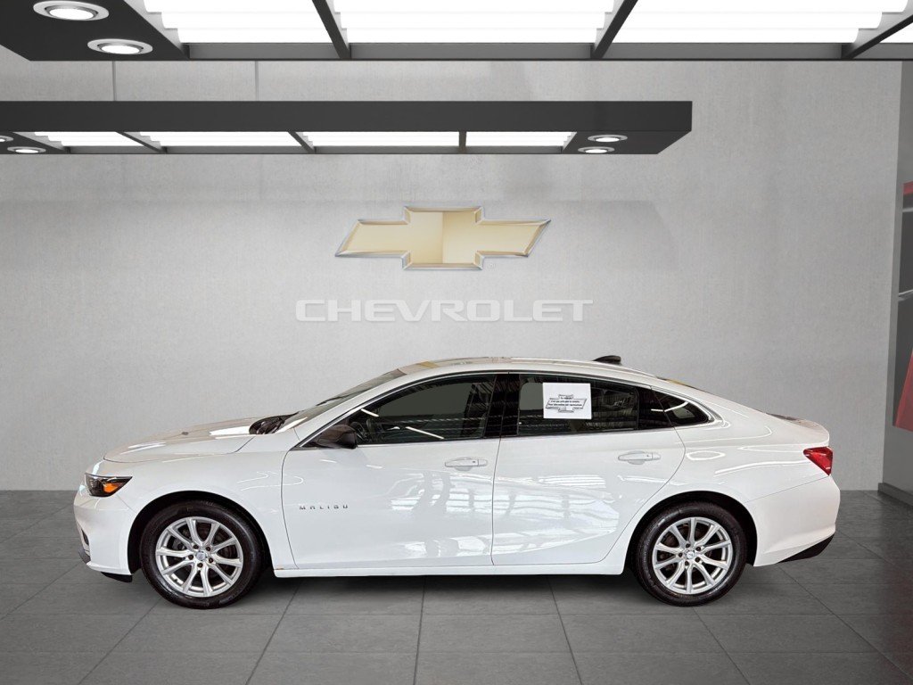 2017 Chevrolet MALIBU in Saint-Hyacinthe, Quebec - 5 - w1024h768px