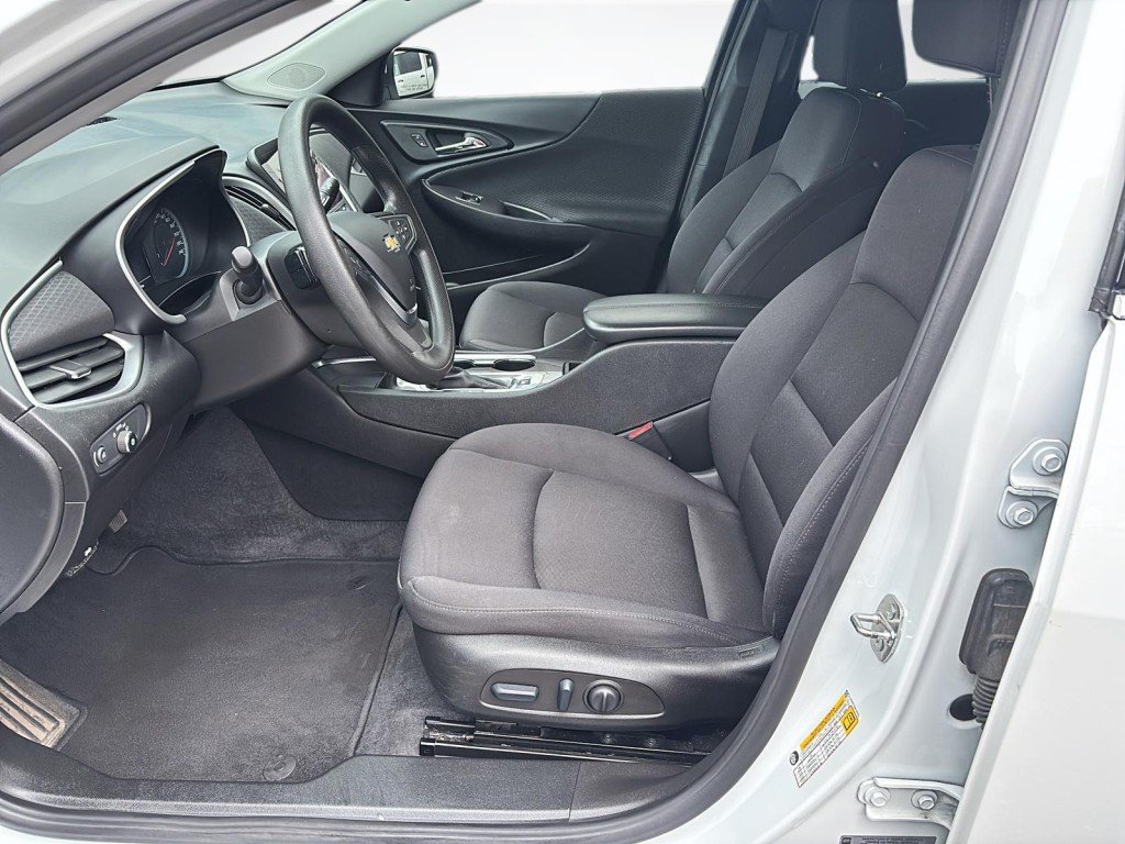 2022 Chevrolet MALIBU in Saint-Hyacinthe, Quebec - 8 - w1024h768px