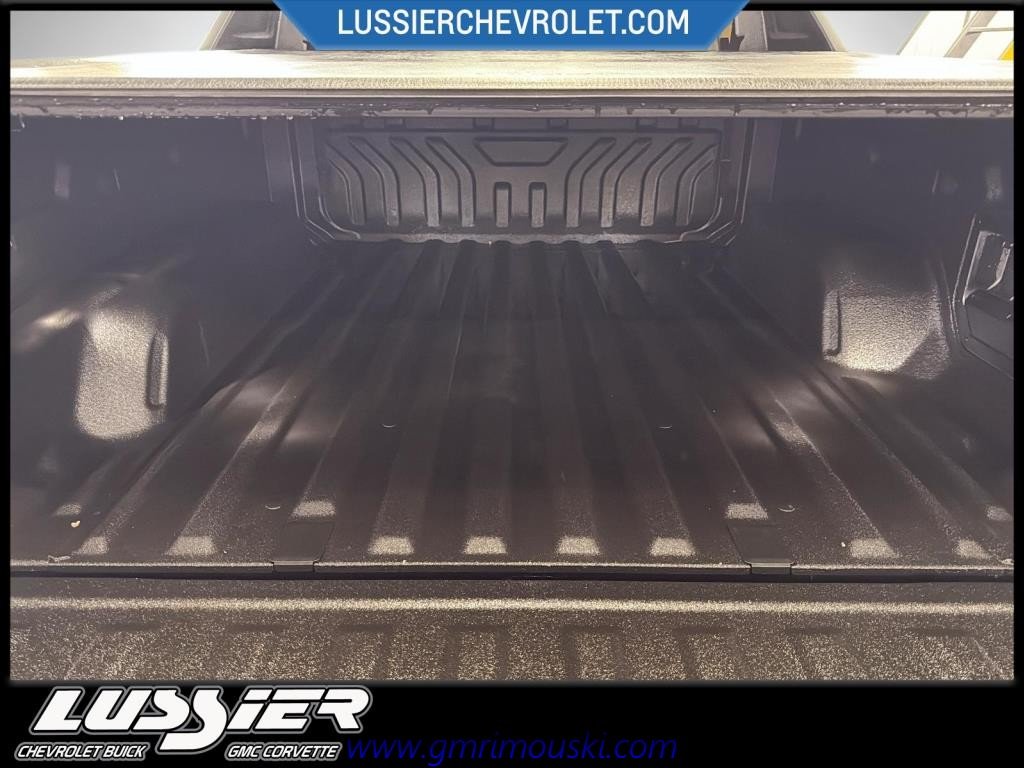 2024 Chevrolet SILVERADO CREW CAB EV in Saint-Hyacinthe, Quebec - 14 - w1024h768px