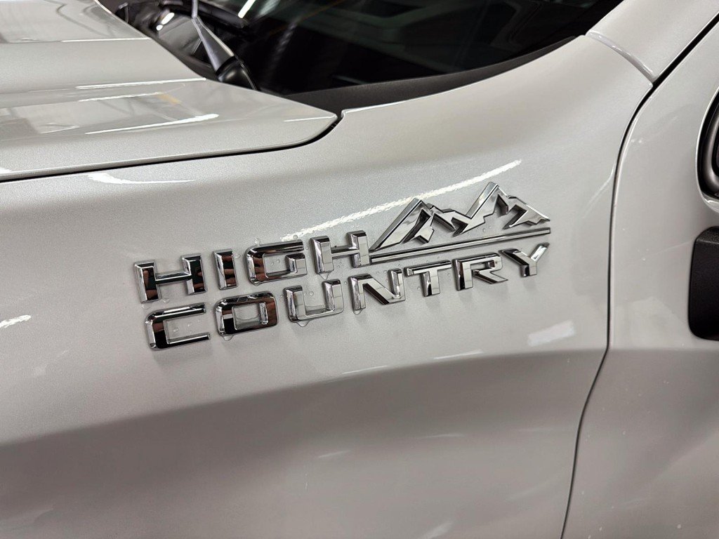 2023 Chevrolet SILVERADO in Saint-Hyacinthe, Quebec - 6 - w1024h768px