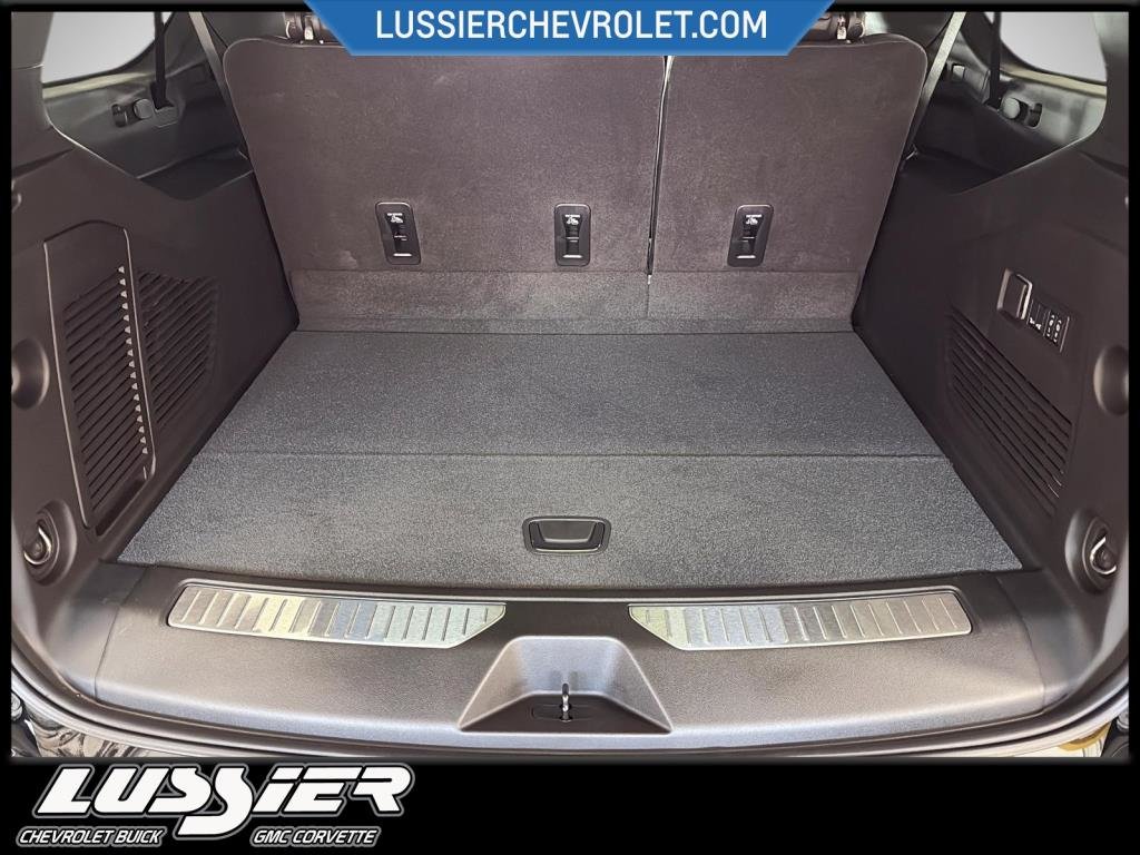 2025 Chevrolet SUBURBAN SÉRIE 1500 – 4 RM in Saint-Hyacinthe, Quebec - 6 - w1024h768px