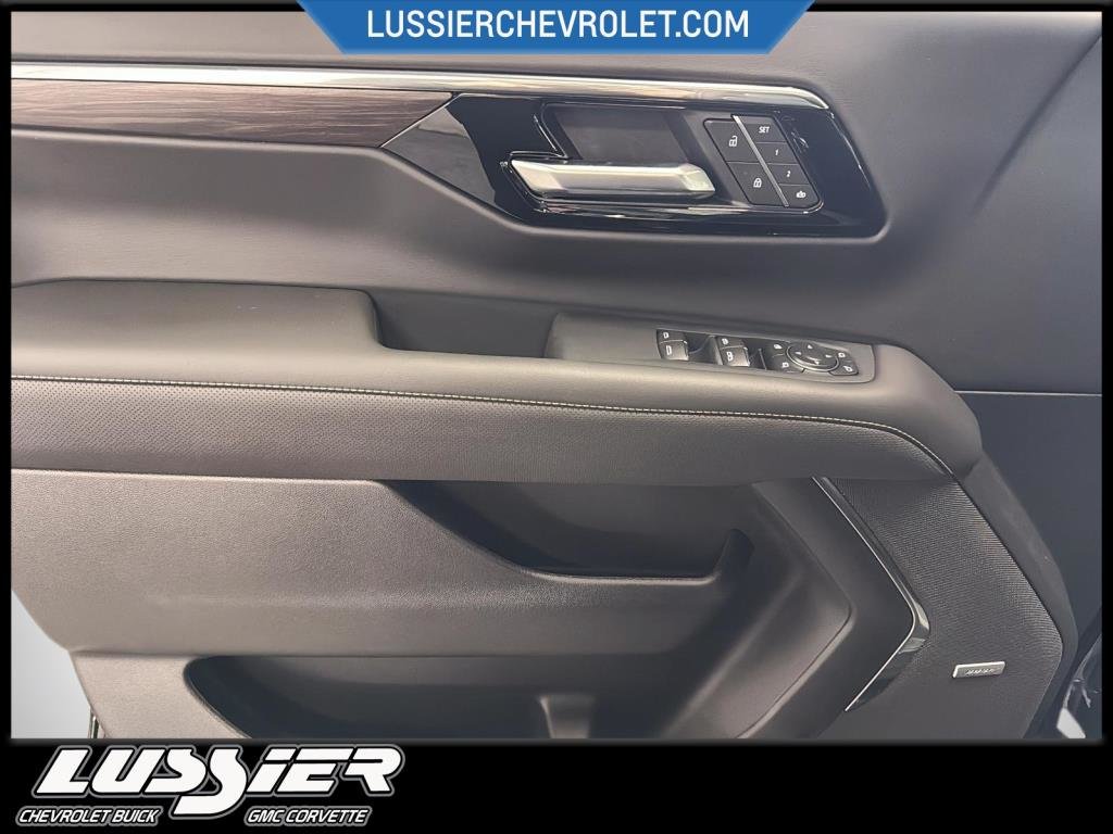 2025 Chevrolet SUBURBAN SÉRIE 1500 – 4 RM in Saint-Hyacinthe, Quebec - 11 - w1024h768px