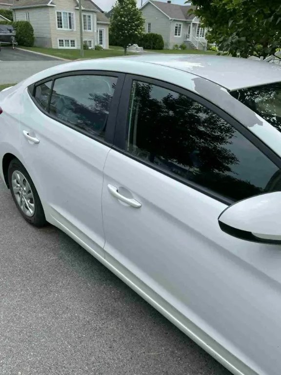 2017 Hyundai Elantra in Saint-Hyacinthe, Quebec - 2 - w1024h768px