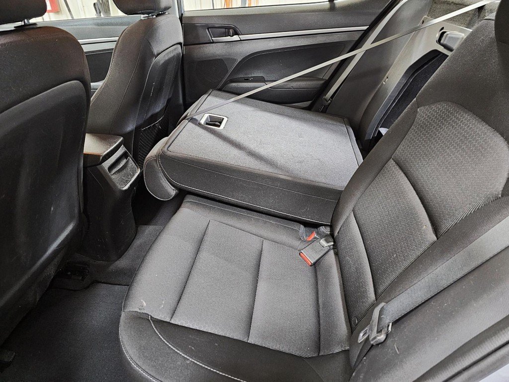 2017 Hyundai ELANTRA in Saint-Hyacinthe, Quebec - 14 - w1024h768px