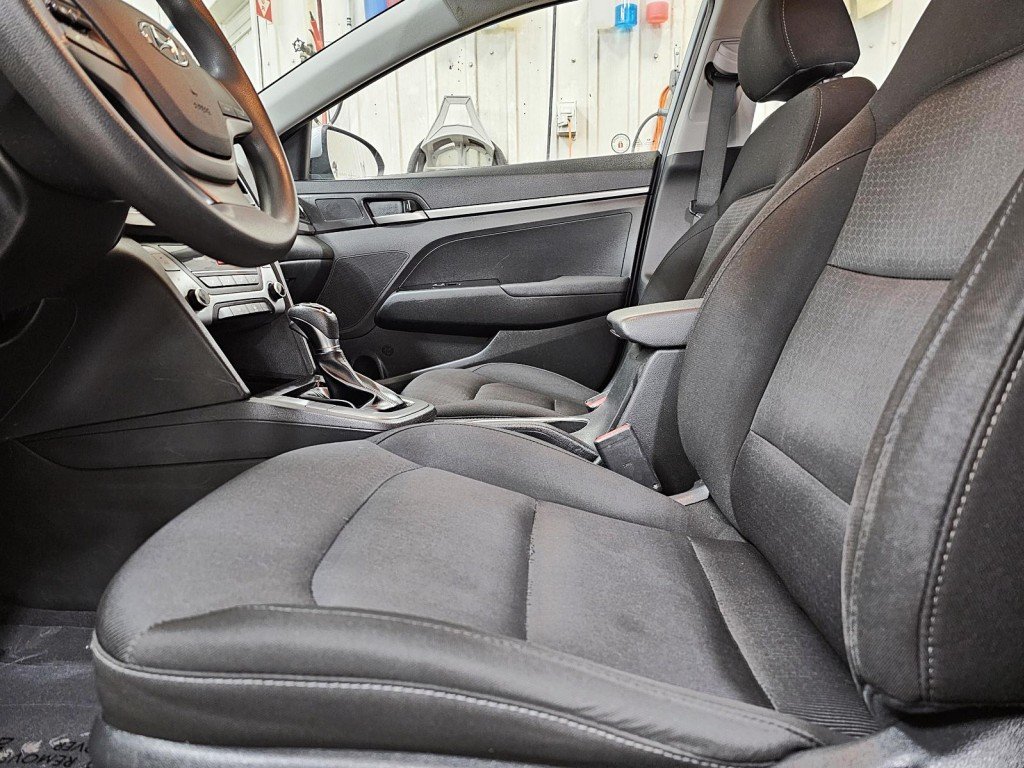 2017 Hyundai ELANTRA in Saint-Hyacinthe, Quebec - 12 - w1024h768px