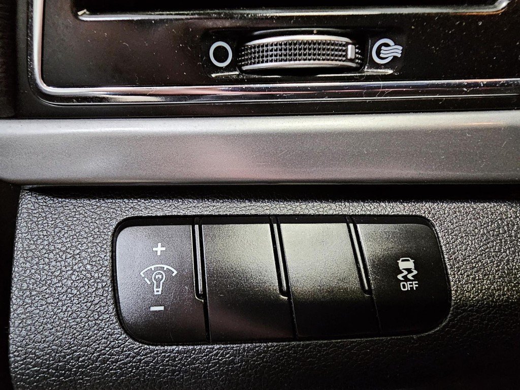 2017 Hyundai ELANTRA in Saint-Hyacinthe, Quebec - 10 - w1024h768px