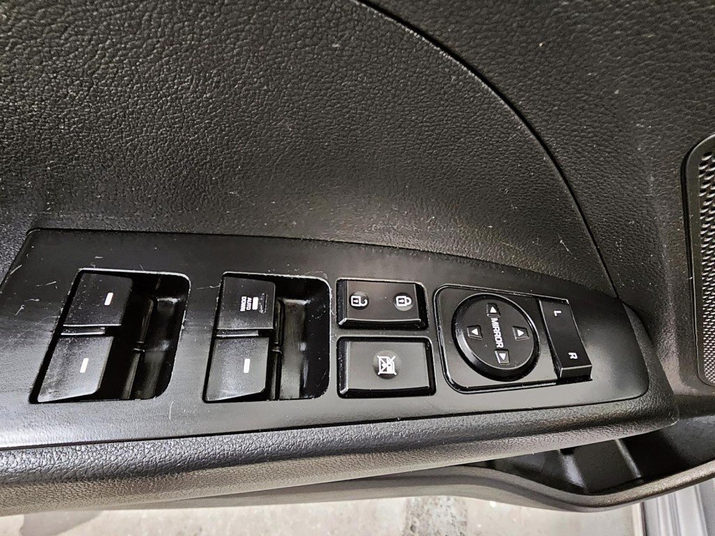 2017 Hyundai ELANTRA in Saint-Hyacinthe, Quebec - 9 - w1024h768px
