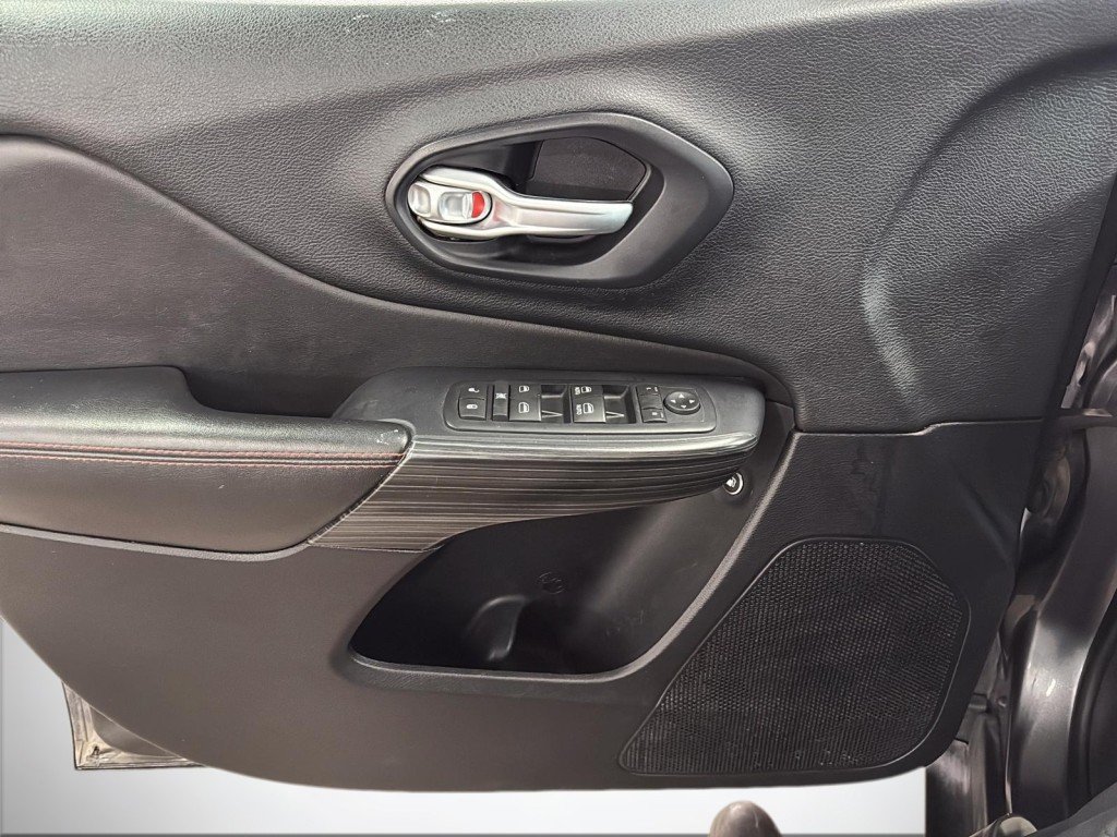 Jeep CHEROKEE  2016 à Saint-Hyacinthe, Québec - 10 - w1024h768px