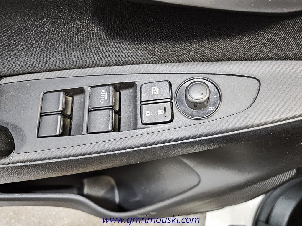 Toyota YARIS  2017 à Saint-Hyacinthe, Québec - 10 - w1024h768px