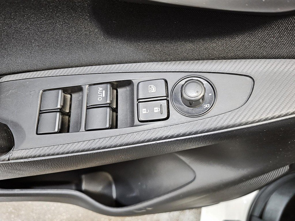 Toyota YARIS  2017 à Saint-Hyacinthe, Québec - 10 - w1024h768px