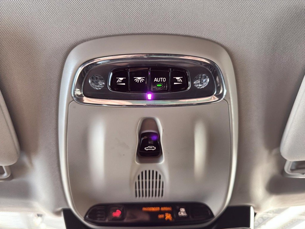 2016 Volvo XC90 in Saint-Hyacinthe, Quebec - 16 - w1024h768px