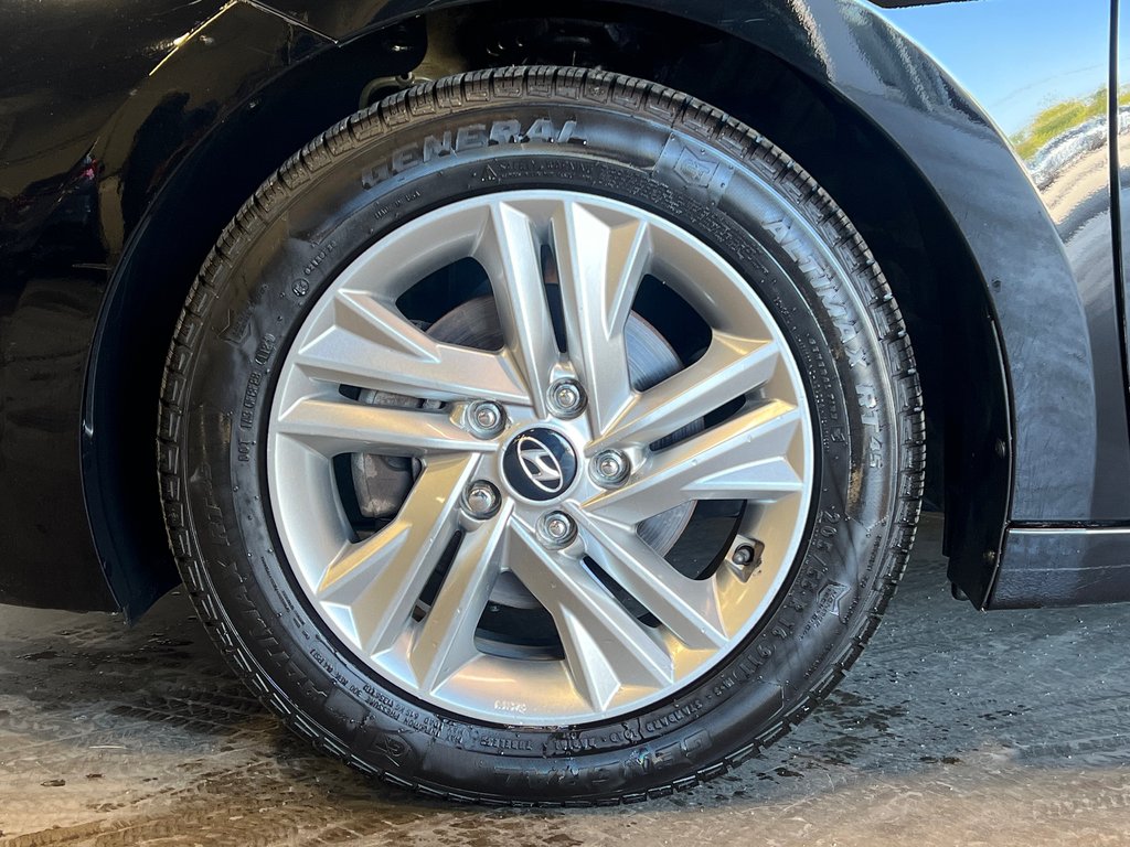 2019 Hyundai Elantra PREFERRED**CARPLAY**BANCS & VOLANT CHAUFFANTS** in Saint-Eustache, Quebec - 5 - w1024h768px