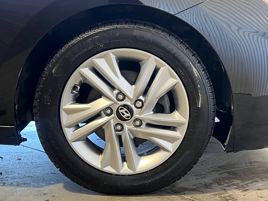 2019 Hyundai Elantra PREFERRED**CARPLAY**BANCS & VOLANT CHAUFFANTS** in Saint-Eustache, Quebec - 9 - w1024h768px
