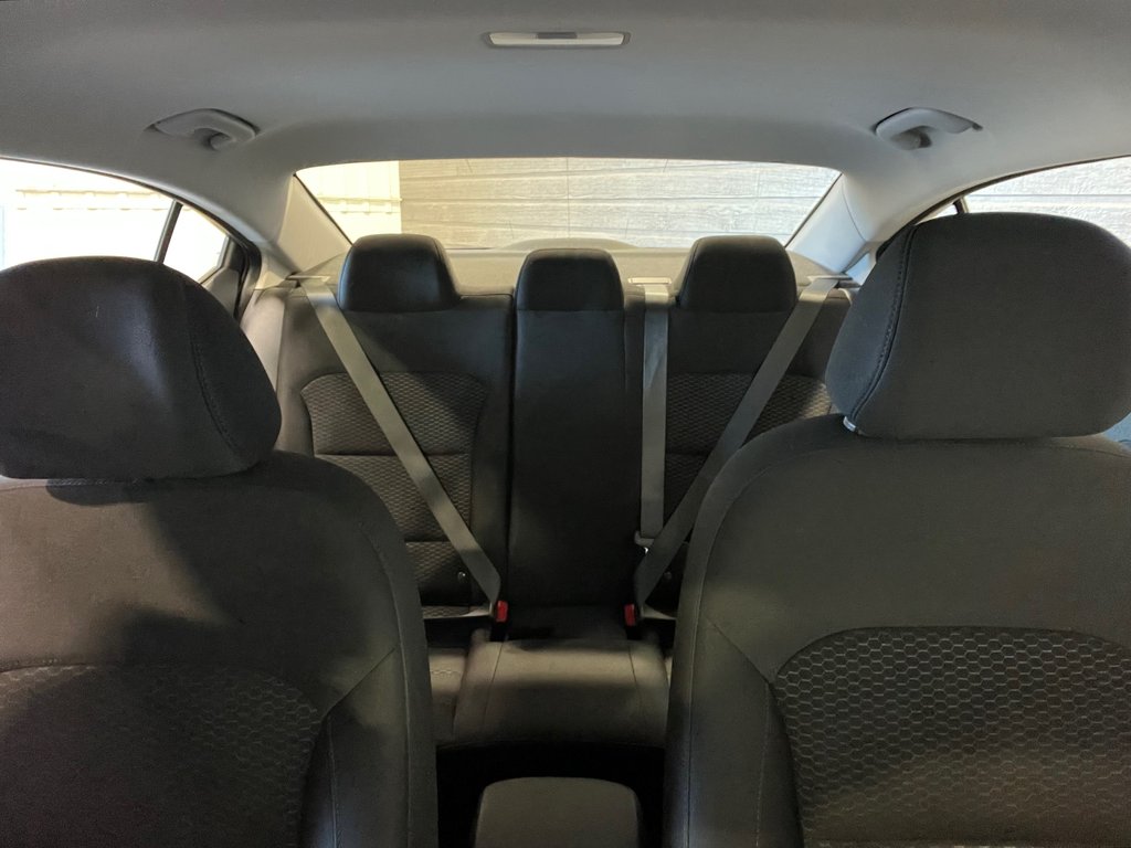 2019 Hyundai Elantra PREFERRED**CARPLAY**BANCS & VOLANT CHAUFFANTS** in Saint-Eustache, Quebec - 17 - w1024h768px