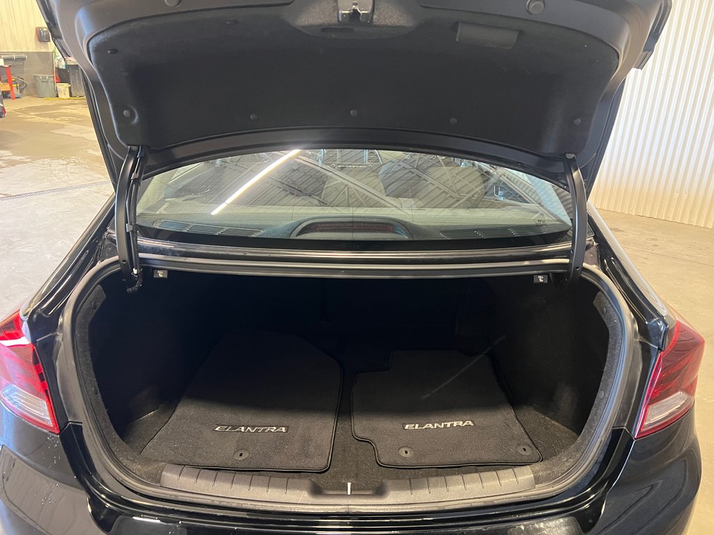 2019 Hyundai Elantra PREFERRED**CARPLAY**BANCS & VOLANT CHAUFFANTS** in Saint-Eustache, Quebec - 16 - w1024h768px