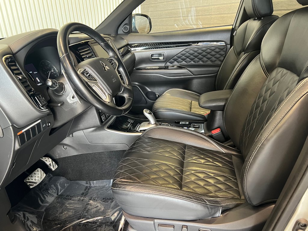 2022 Mitsubishi OUTLANDER PHEV BLACK EDT**À PARTIR DE 0.9%**S-AWC**TOIT OUVRANT** in Saint-Eustache, Quebec - 8 - w1024h768px