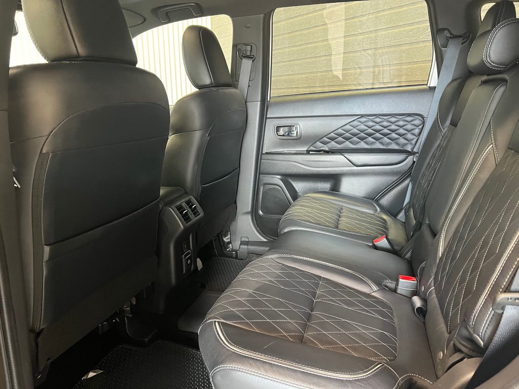 2022 Mitsubishi OUTLANDER PHEV BLACK EDT**À PARTIR DE 0.9%**S-AWC**TOIT OUVRANT** in Saint-Eustache, Quebec - 11 - w1024h768px