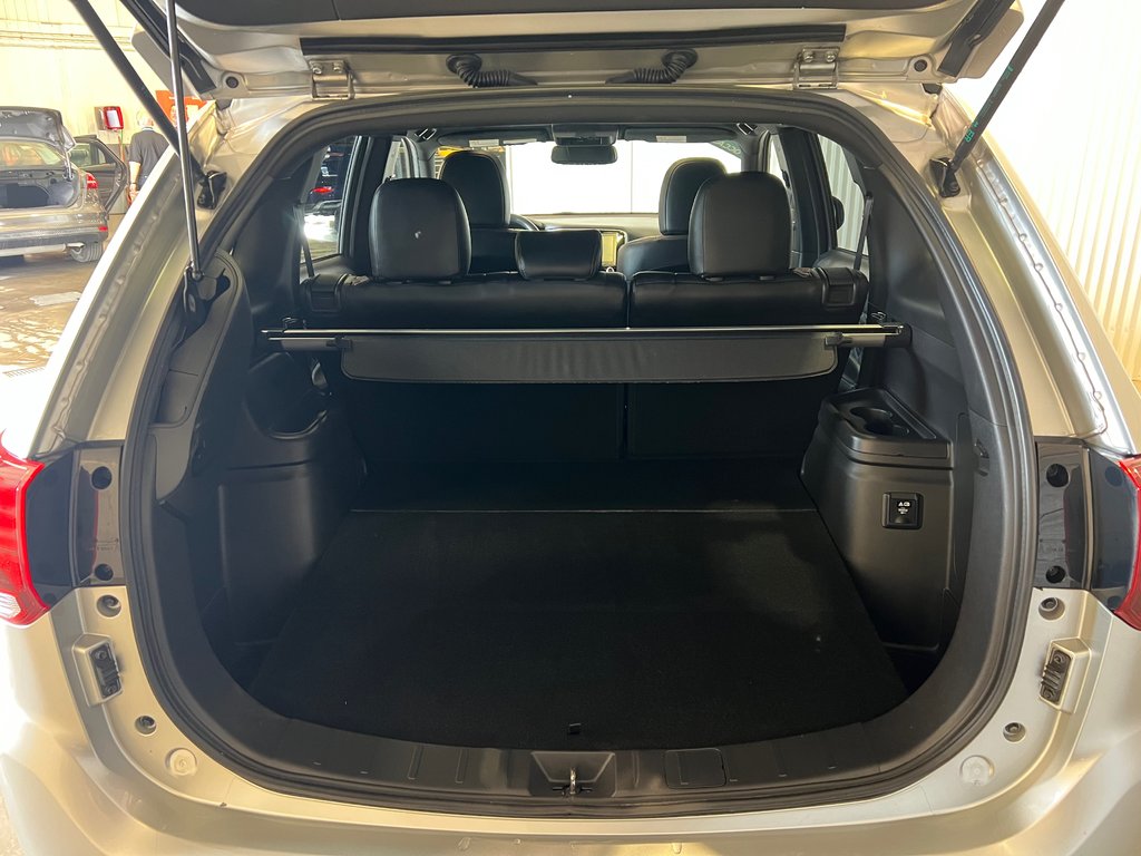 2022 Mitsubishi OUTLANDER PHEV BLACK EDT**À PARTIR DE 0.9%**S-AWC**TOIT OUVRANT** in Saint-Eustache, Quebec - 13 - w1024h768px