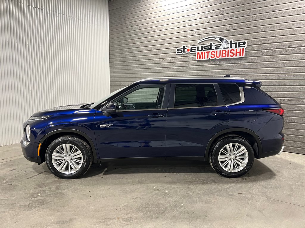 Mitsubishi Outlander Plug-In Hybrid PHEV SE**S-AWC**TAUX À PARTIR DE 0.9%**TOIT PANO** 2025 à Saint-Eustache, Québec - 2 - w1024h768px