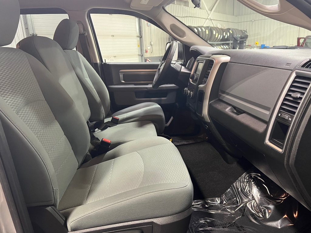 2019 Ram 1500 Classic SLT**4X4/AWD**BOITE 5'7PO**CREW CAB**HEMI 5.7L** in Saint-Eustache, Quebec - 11 - w1024h768px