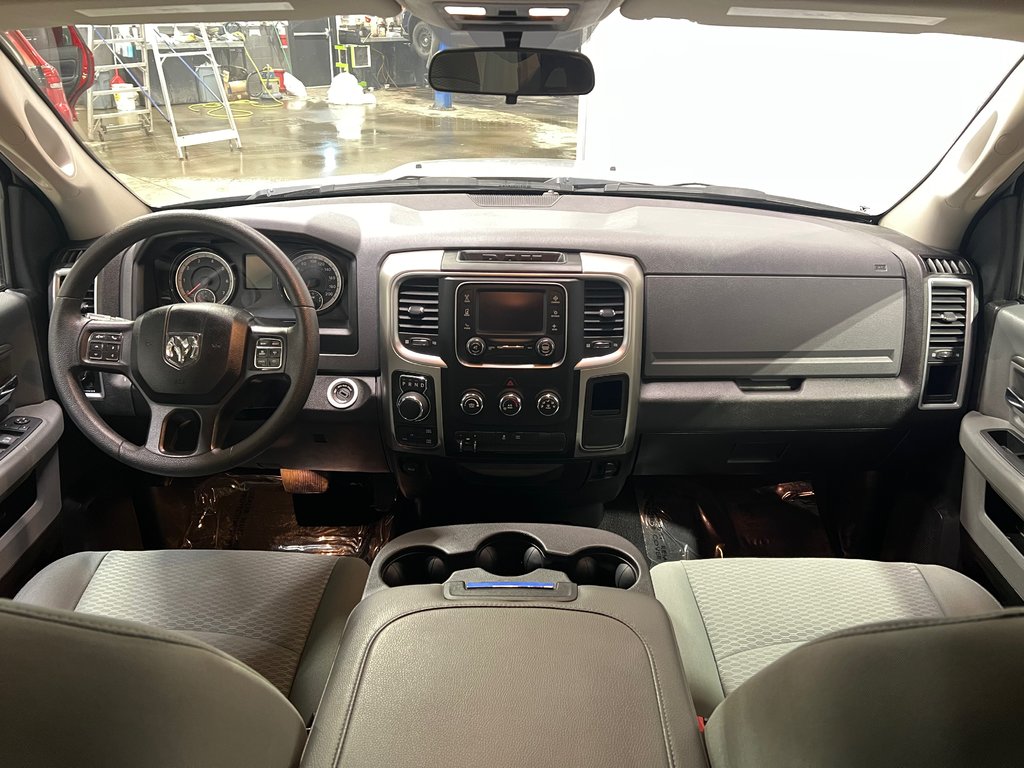 2019 Ram 1500 Classic SLT**4X4/AWD**BOITE 5'7PO**CREW CAB**HEMI 5.7L** in Saint-Eustache, Quebec - 14 - w1024h768px