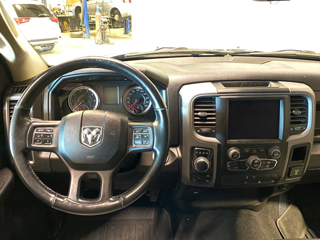 2021 Ram 1500 Classic EXPRESS**AWD/4X4**CREW CAB V6 3.6L**CAISSE COURT** in Saint-Eustache, Quebec - 15 - w1024h768px